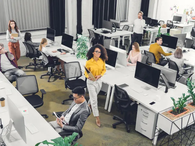 Optimiser votre espace de travail : Bureaux contre le mur ou bench face à face ?