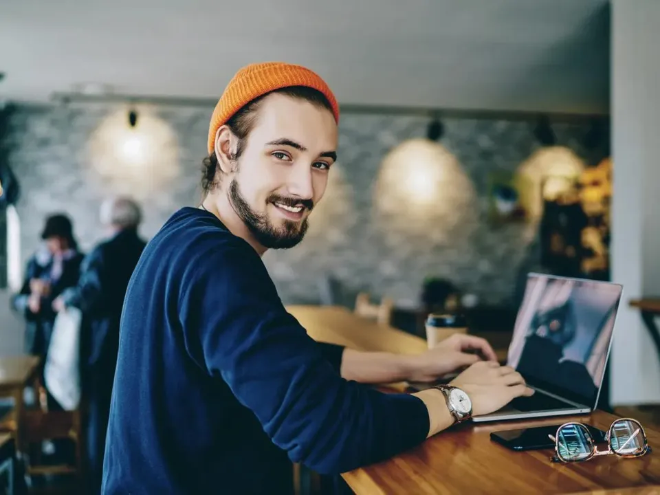 un jeune entrepreneur en membership dans un espace de coworking
